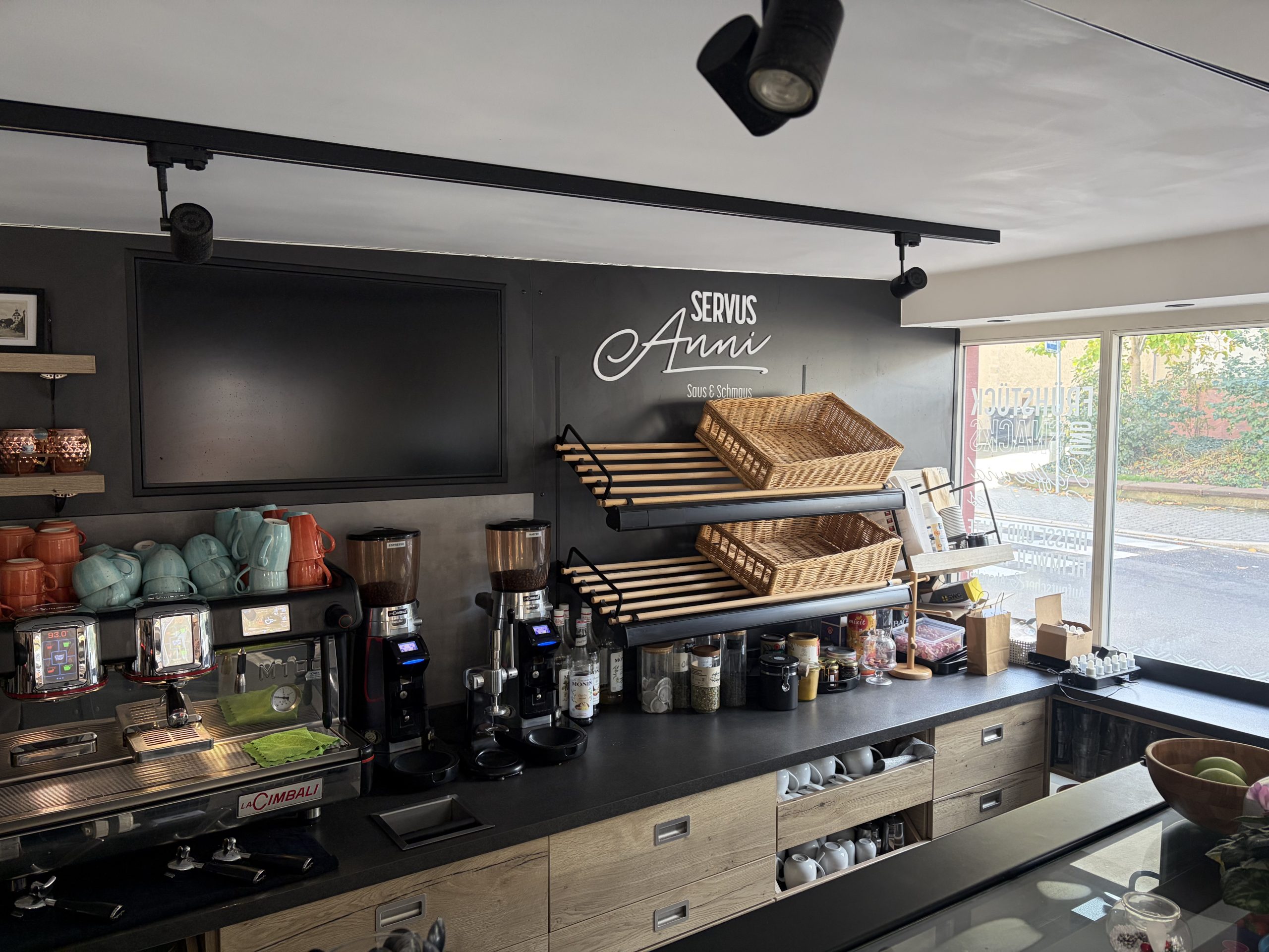 Theke im Servus Anni mit Brotkörben und Kaffeemaschine