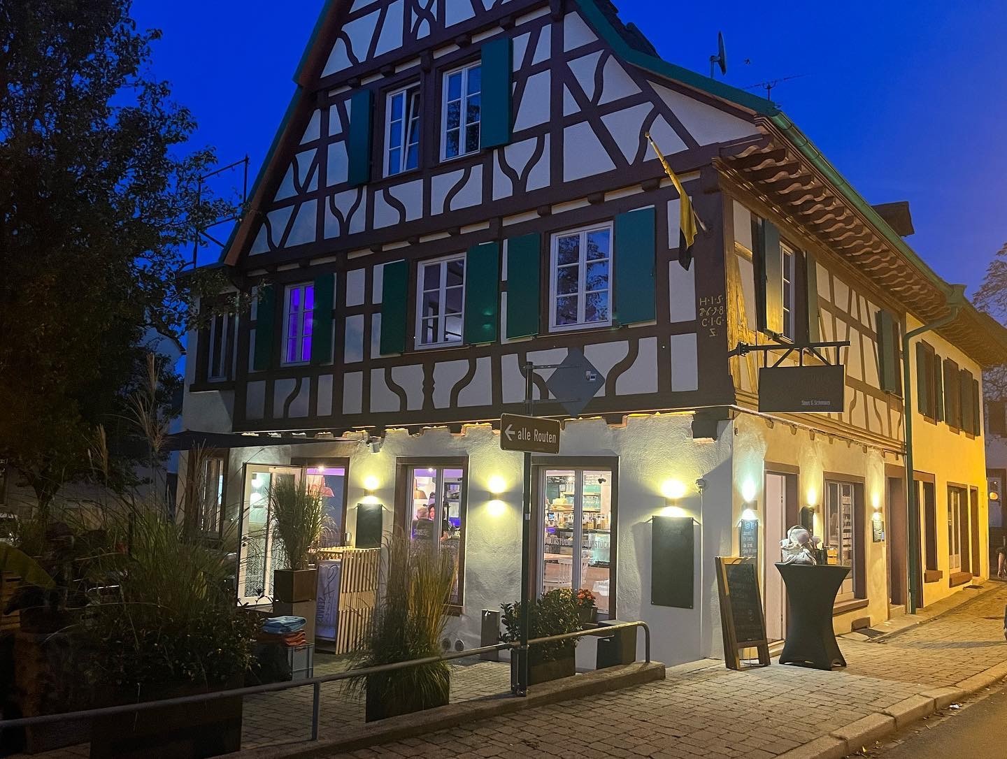 Fachwerkhaus vom Servus Anni und Annis Inn am Abend