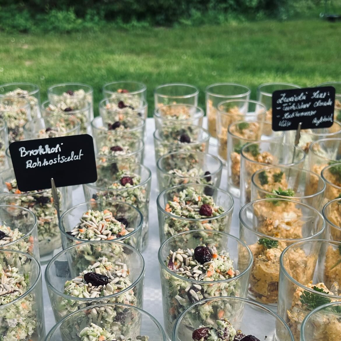 Dessert-Buffet im Garten