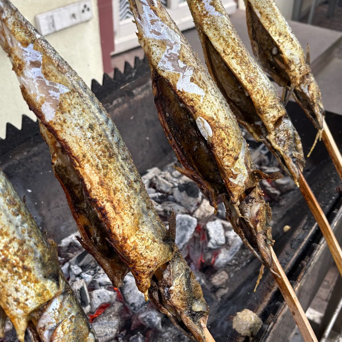 Steckerlfisch über der Glut