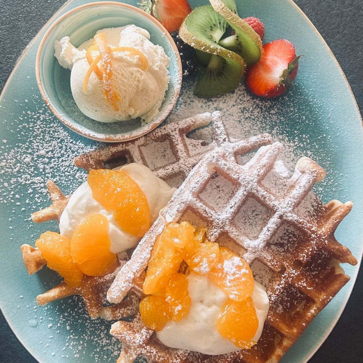 Belgische Waffel mit Eis und Mandarinen