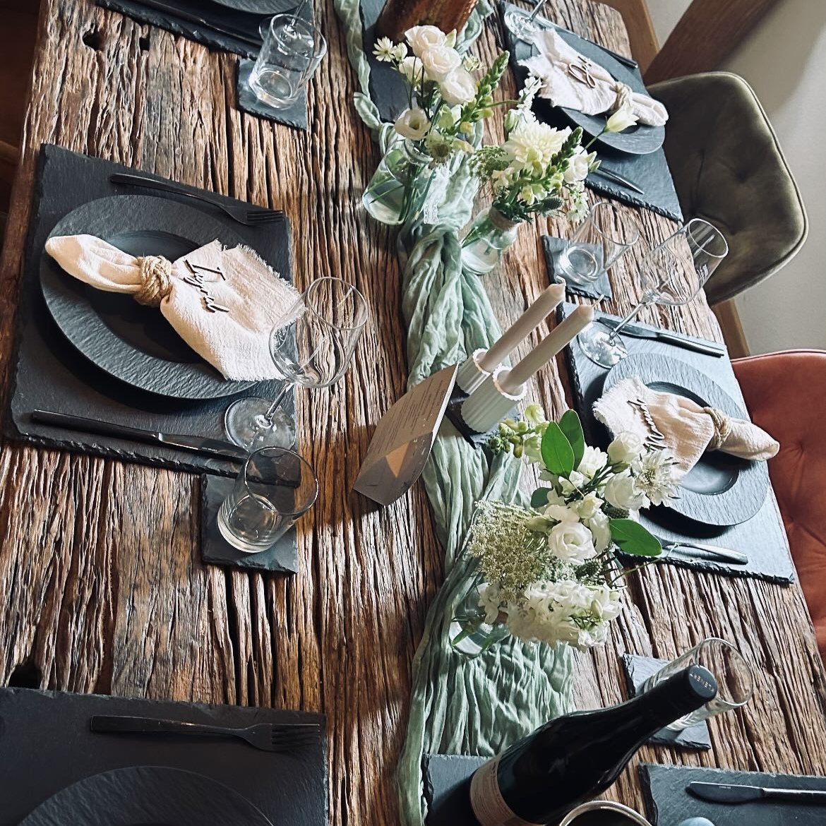 Tafel mit grüner Deko im Oberstüberl