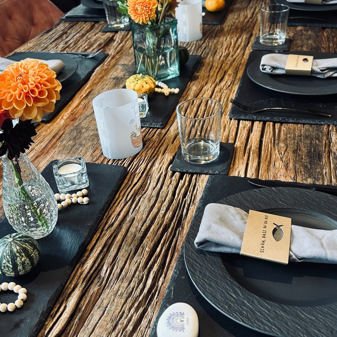 Tafel mit Herbstdeko im Oberstüberl