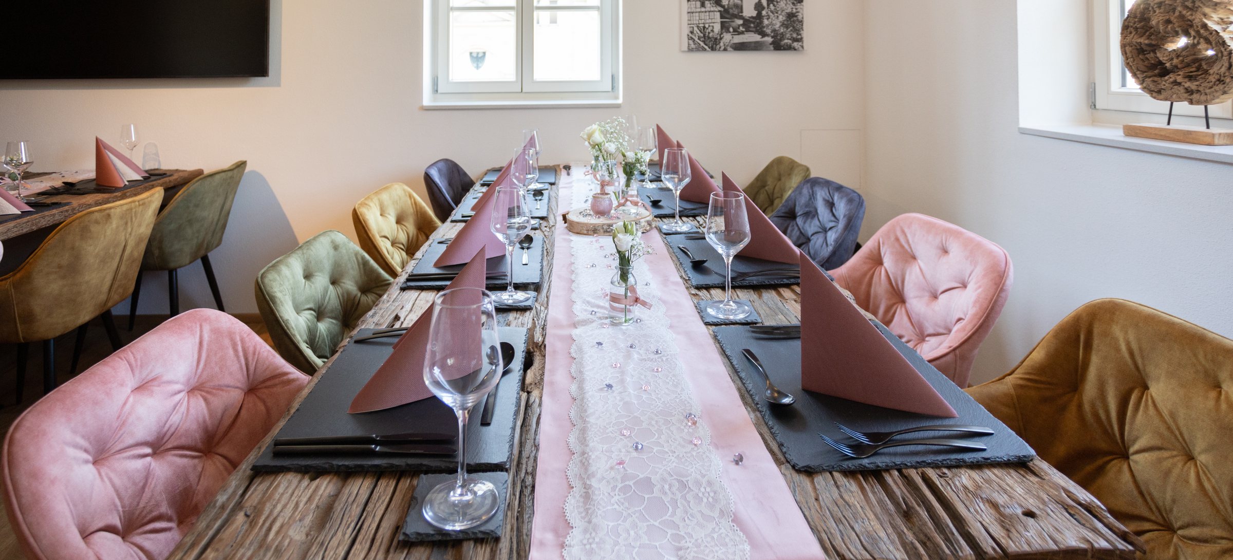 Festlich gedeckte Tafel in Annis Oberstüberl
