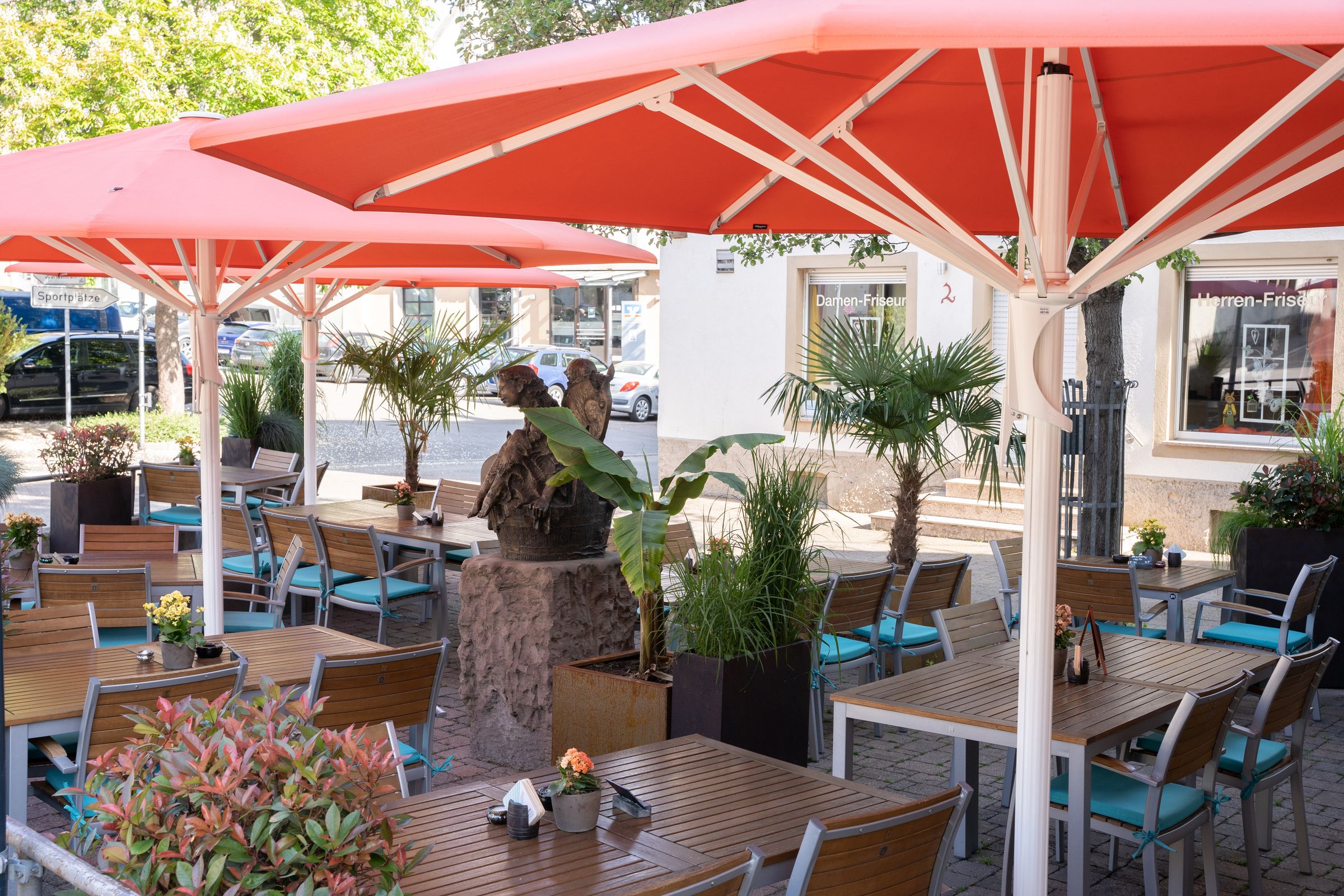 Terrasse vom Servus Anni mit roten Sonnenschirmen