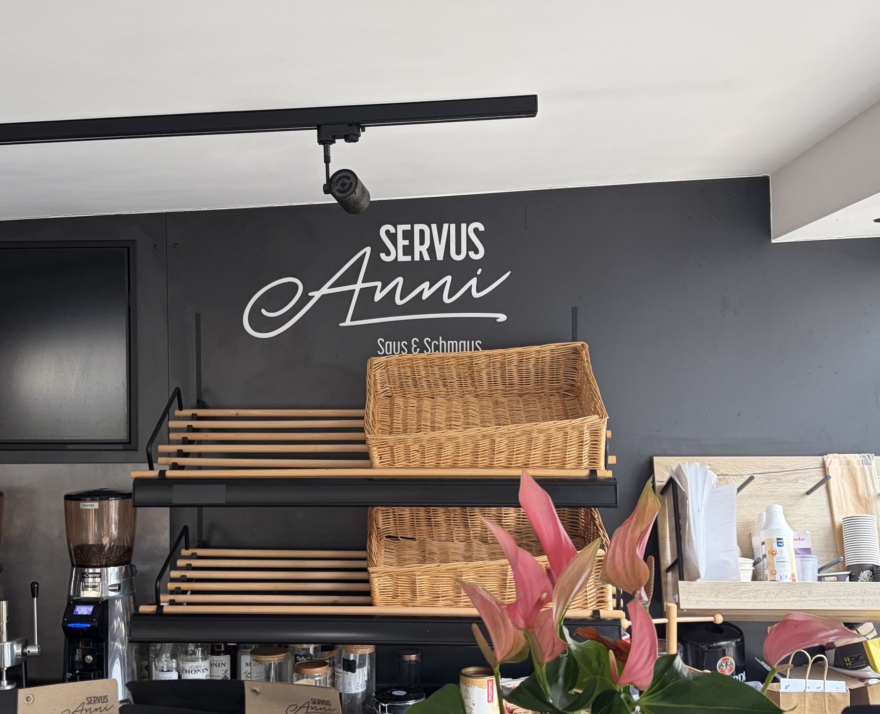 Logo-Wand im Servus Anni